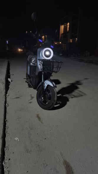 السلام عليكم 
دراجة R9 
 للبيع بدون تراوس
. 
. 
مواصفات
.
الملف 1200w 
نضام منع سرقه 
تاير جيلاتين 
بريكات دهن ( مبدل جديد ) 
لون فيلي 
خمس بطاريات كبار تولغ اصلي  
سرعه 60 حقيقي
ما بيه نقص شغله و اطلع
. 
. 
السعر 400 الف بيه مجال للشراي 
رقم التواصل ***********
مكان حي الجهاد 
تواصل على الرقم فقط
.