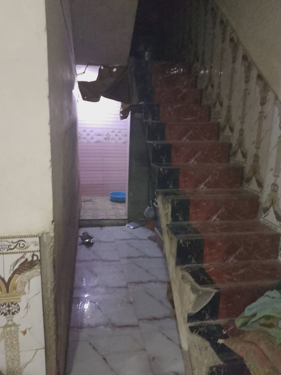 البيت للبيع طابو صرف 210 متر حي العسكري الثاني خلف جامع الحسين شارع الصب رابع بيت عن شارع الصب بناء طابوق عكاده عرف نوم عدد 2 صاله مطبخ استقبال صيحات داخل وخارج كراج حديقه بناء 2020 سعر على واتساب فقط ***********
