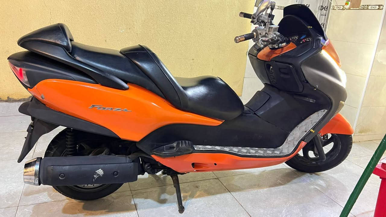 سلام عليكم
فورزه صفر تسعه كرستال عميه بلاد 
داجه تعمير تام 
كفرات داخله فرن صبغ لون مميز 
حماوه نص
رون واحد ونص 
منضومه زنون 
مشي خير من الله نكره سلف 
اخت الرمه ونقوصات بسيطة 
محرك نعومه خير من الله 
شوته رياضي كلجات امامي رياضي وخلفي حاوية 
السعر مليون و٤٠٠ وبيه مجال 
عنوان البصرة الجزيره 
***********
