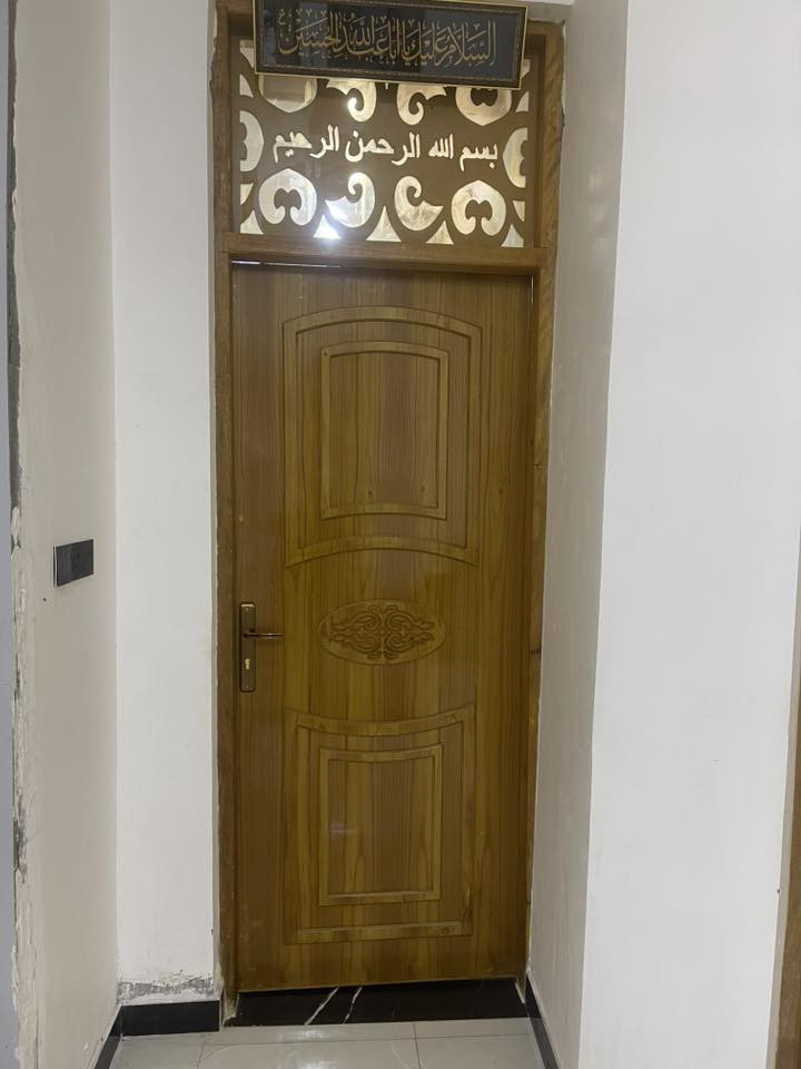 سلام عليكم نعمل جميع البواب الخشب ولغرف النوم ولكناتير. ولبوفيات وجميع النجارة البواب شرط تسكام ثقيل ٥ ملم وجهين النرمادة ثقيلة جميع القياسات ￼وجميع الطبعات بأسعار تنافسية الباب كامل معة صبغ الجرجوبة ولموديلات مثل ماواضح بلصورة وعدنة بعد هواي موديلات غير هذني مكان حي الغدير قرب مطعم الضمير مقابيل مول عيون ميسان رقم الهاتف *********** موجود واتساب ماعليك بس تراسل
