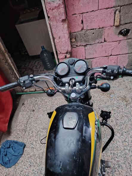 سلام عليكم بوكسر كلاسك موديل 22 مفتوحه مره وحده كله شركة رقم وسنويه تحويل ثاني السعر 1600 وبيها مجال العنوان بصره 5ميل ***********
