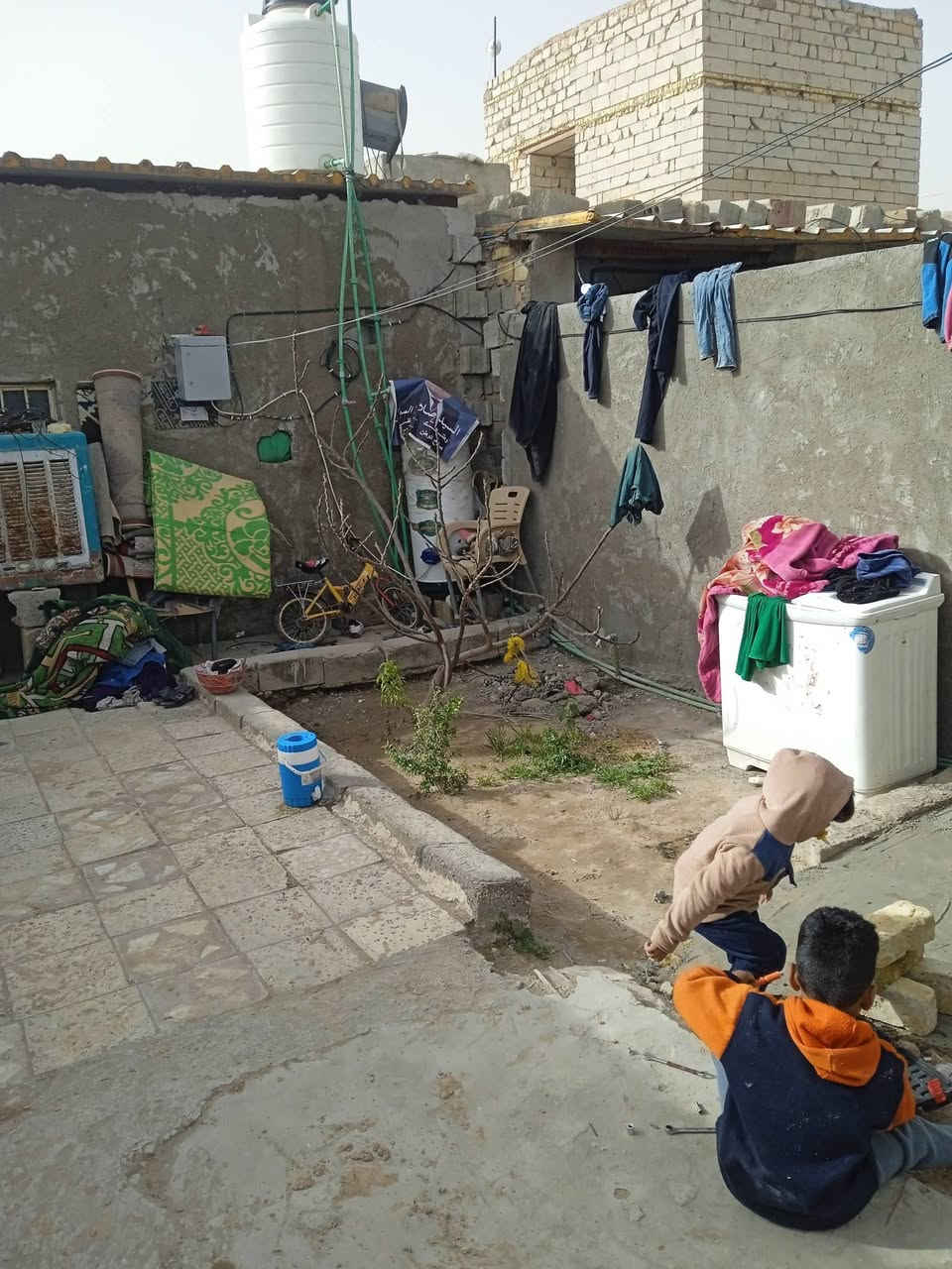 السلام عليكم بيت للبيع المساحة 100م بناء جديد بي غرفة وصالة ومطبخ وحمامات وساحة بيت كبيرة مكاني الكوفة شارع المعمل خلف جامع الخزاعل قرب حائط المطار السعر مناسب 13 مليون وبي مجال للطيبين وهذا رقمي للتواصل ‏‪0788 732 9440,‬‏
