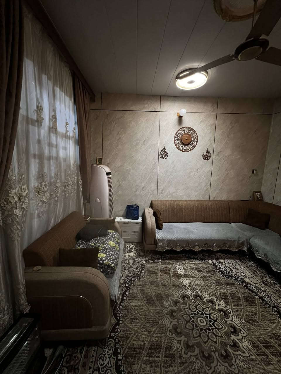 السلام عليكم 
نصف قطعه خلفية المساحه 72متر قطاع 9 على شارع الفلاح  ممر و حوش مسكف واستقبال وغرفه وصحيات ومطبخ جوة وفوك غرفتين وحدة صغيرة وحدة جبيرة وسطح لاستفسار الاتصال على الرقم *********** أو مراسلة وتساب أو ماسنجر
