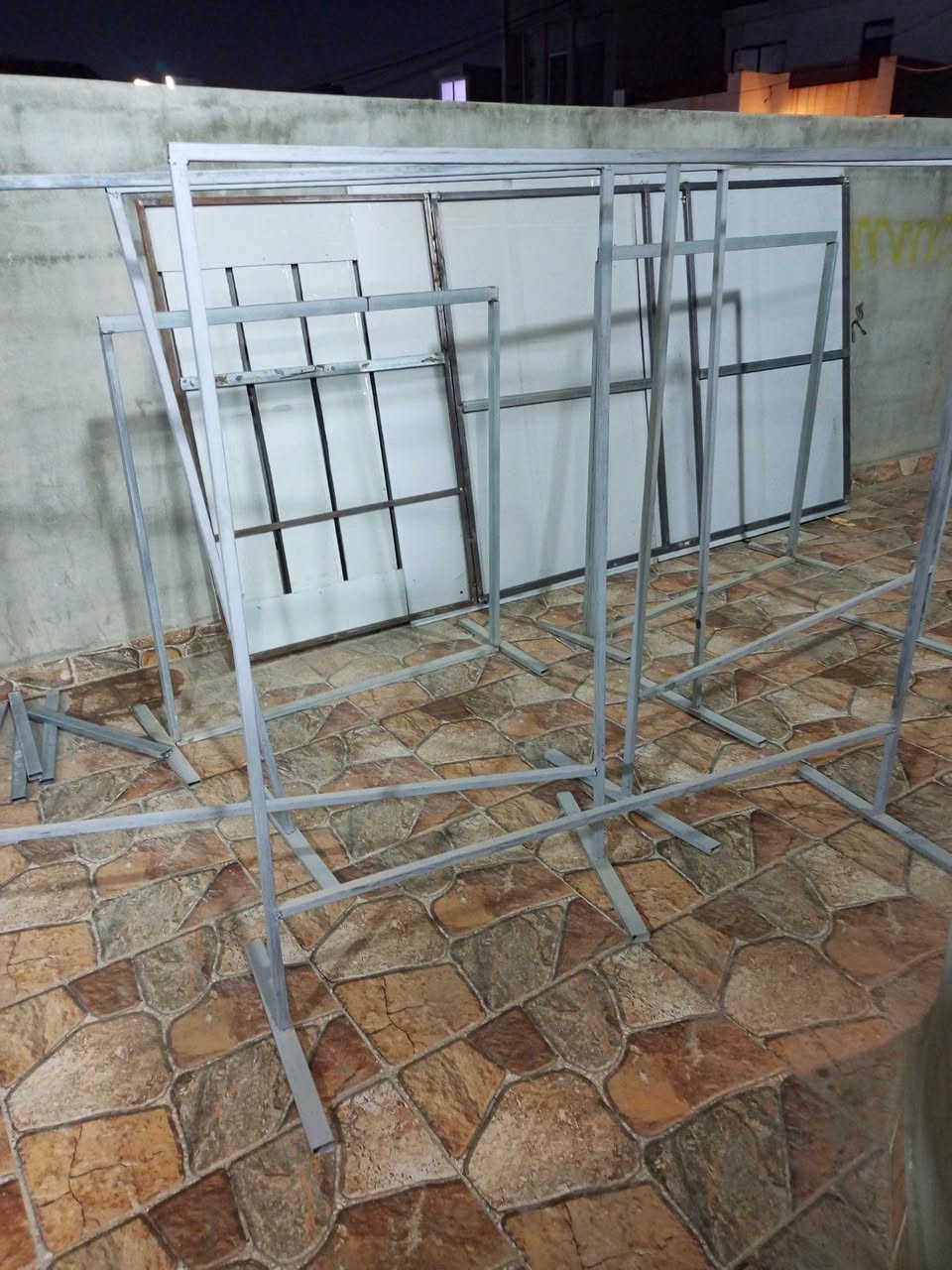 للبيع مليكانات ستاندات رفوف كماليات داخليات شراي يتصل ***********
