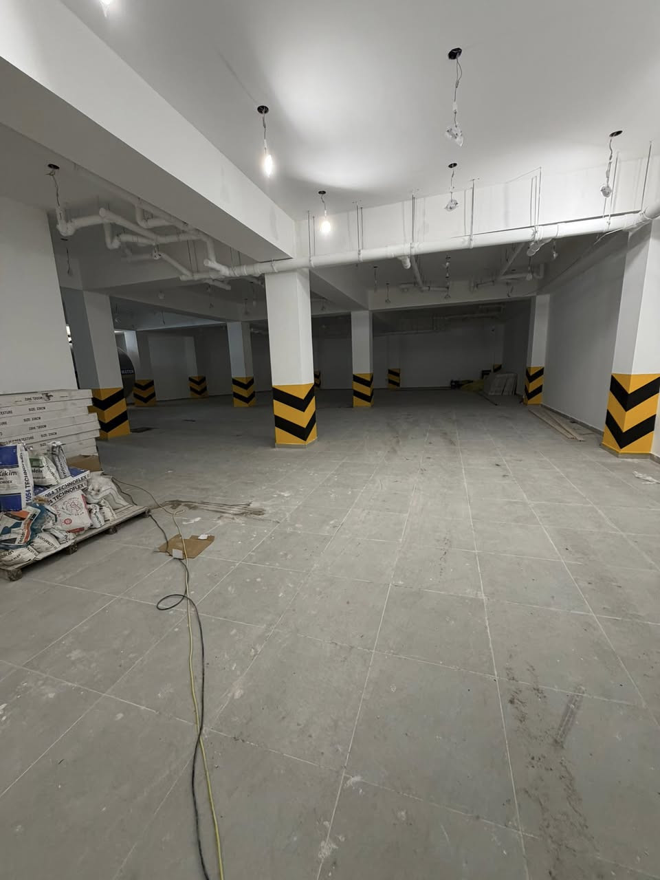 سلام عليكم
توجد شقق لليجار داخل مجمع الضابط السكني تتكون البناية من ١٢ شقة سكنية للعوائل فقط تتوفر شقق من غرفتين نوم سويتات وصالة ومطبخ وتتوفر شقق من ٣ غرف نوم سويتات وصالة ومطبخ 
شقق ام ٣ نوم اجارهة ٨٥٠ الف قفل 
الشقق ام ٢ نوم اجارهة ٨٠٠ الف قفل 
الشقق مئثثة سبالت وكاونترات البناء حديث جداً 
البناية بيهة كراج طابق ارضي وبيهة مصاعد 
الاستفسار 📞   ***********
