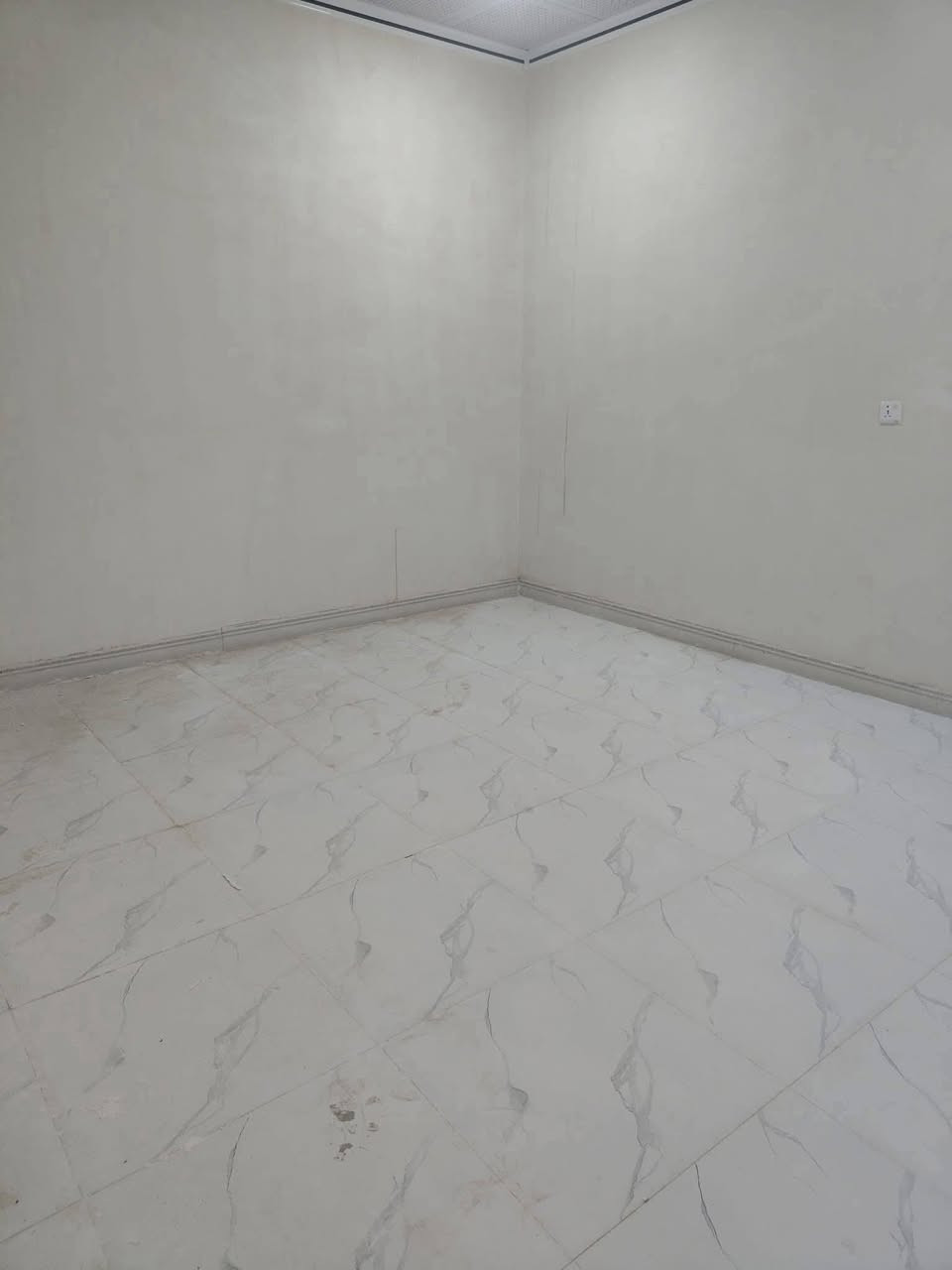 بالتقسيط
دار للبيع محجوز لصالح المصرف العقاري 
مساحته /100م واجه5م 
طابق ونصف درج خارجي 
يحتوي على غرفتين نوم واستقبال ومطبخ وصحيات 
نظام دكت 
الموقع /مقاطعة 55
مقدمه/30مليون 
مطلوب للمصرف /100مليون يدفع على شكل اقساط شهرية بواقع 438الف شهريه 
للاستفسار/***********
