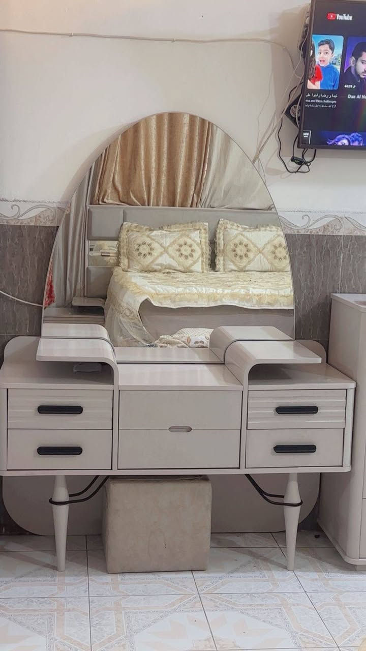 غرفه نوم تركي شاه اخذتها ب ٣ملايين و٢٠٠ واريد أشيل ورايدها ب مليون وربع الغرفه ٩قطع ( كنتور ٦ أبواب وچربايه وميز مرايا وميز درور ومرايا زاويه وطابوريه وشازلون وميز صغير عدد ٢) + الدوشگ هديه🎁رقم الهاتف ***********
