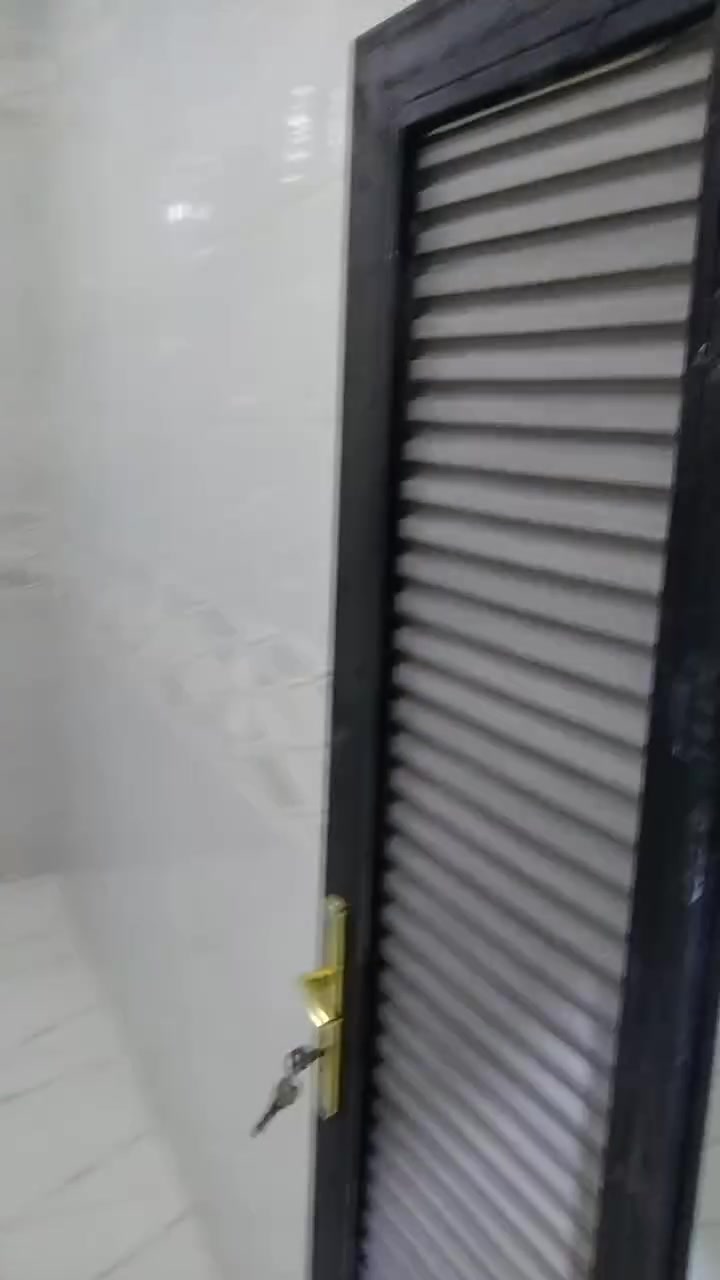 دار للبيع مساحته  125متر 🟥 بناء حديث غير مسكون 🟦
يحتوي على غرفتين نوم وهول ومطبخ واستقبال وصحيات داخلية وخارجية وگراچ 🟥 
⬅️⬅️مبني من الطابوق 🔳
⬅️⬅️السقف صب كونكريت 🟦
⬅️⬅️الأرضية والجدران سيراميك 🟥
⬅️بنفس الشارع وليس فرعي 👉
🟥

السعر/55💸مليون قابل للتفاوض 
العنوان//كوت حي الحكيم الاولى  شارع مجمع الخيرات الطبي بنفس الشارع وليس فرعي 🟦

          *****************************
للاستفسار الاتصال على الارقام التاليه ⬇️⬇️
📳📳***********📳📳
📳📳***********📳📳
📳📳*********** 📳📳
مكتب دلالية اهل الديرة للعقار 🏨
