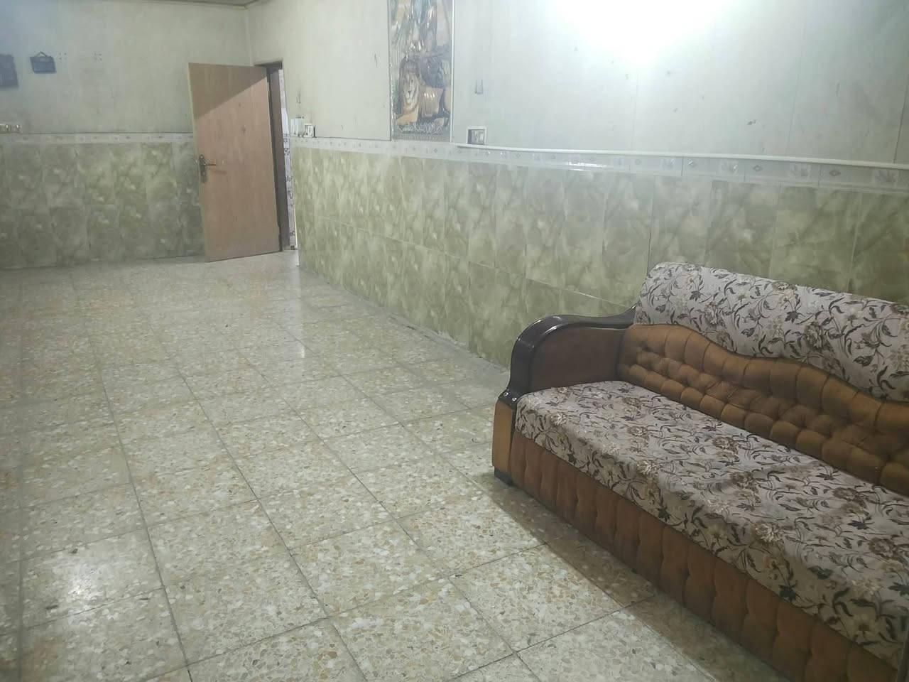 فرصة استثمارية مستعجل عالبيع بسعر مناسب جداً 

بيت مساحة 170 متر طابقين يحتوي على( 5 )خمس غرف نوم و (١)استقبال مع صالة(١) كبيرة ومطبخ(١) وحمام عدد( 3 )وصحيات مع كامل خدمات الموقع حي اور مقابل سوق الصبح قرب الشارع العام عرض الفرع 15 متر مع كامل خدمات 

رقم الهاتف ***********
