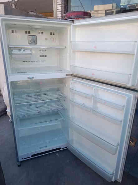 ثلاجة للبيع 24 قدم مع ضمان شهر بلادي سعر 150 للتواصل ***********
