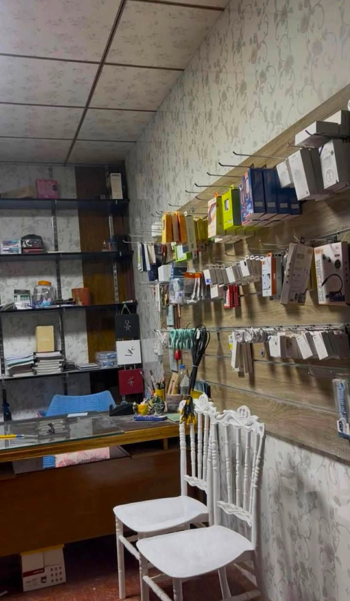 كرفان جاهز من كل شيء
-الارتفاع 3 متر
-عرض 3 متر
-طول 5 متر
-استعمل حديد ثقيل في تصميم الهيكل. مع اساس شيلمان H ثقيل
-الساندوتش درجة اولى. 
-تغليف الجدران من الداخل بشرائط بلاستك. 
-الارضية خشب 14 ملم. 
-السقف مغلف بقطع سقف ثانوي بورك.  
-تسليك كهرباء كامل مع الاضاءة. 
-الواجهية زجاج 6 ملم.
**امكانية بيع المحل بالكامل او فقط الكرفان. 
للاستفسار : ***********
#كرفان #ساندوش #بوث #حداد #عمل_كرفانات
