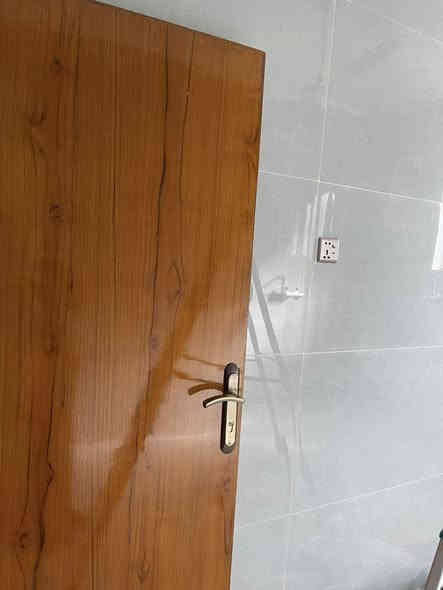 #شقه حديثه كبيره مساحتها 100م2 مدخل من شارع باب منفصل تحتوي على غرفتين واستقبال ومطبخ بورسلين كبير وحديث كامله من كل نواحي من الماء والكهرباء والمنظومة الغاز
عنوان خنيطله شارع الكراج للتواصل***********
