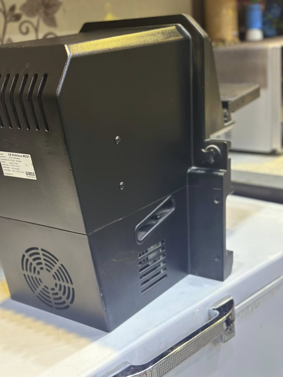 ثلاجه مرسيدس S class يرهم موديل 2008 إلى 20-3 جديد  اصلي سعر 600$ رقم ***********
