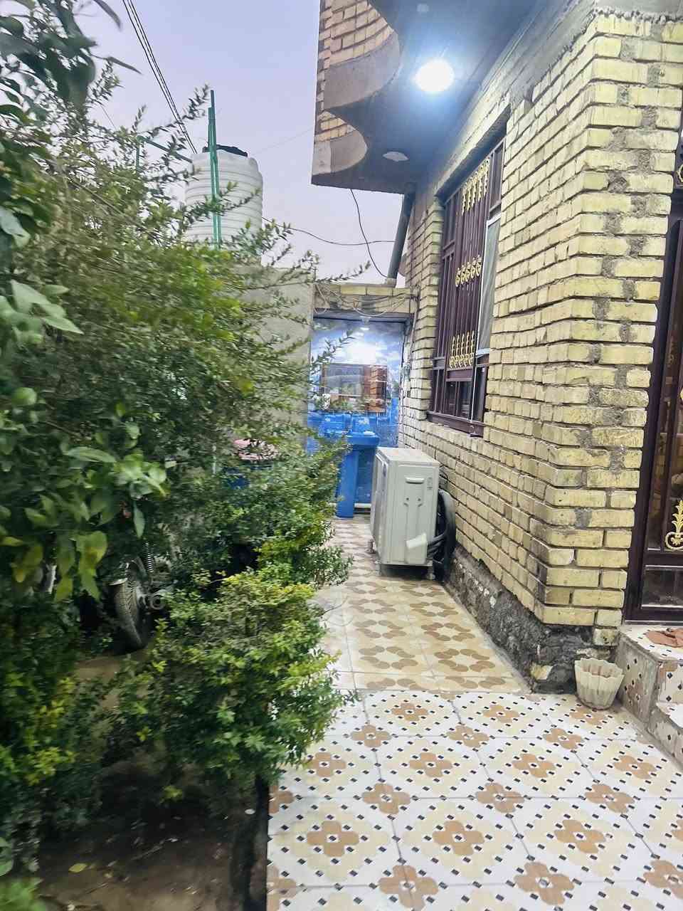 السلام عليكم بيت للبيع  السده الهنديه كيعان بيت رزين قرب السجه قريب ع كورنيش   مساحه 200 يتكون طابق الاول غرفتين صاله مطبخ   استقبال وطابق الفوك  غرفه  +غرفتين مصعدين 5سوف    طابو زارعي  سند   25شراي اتصل ع هذه رقم  ***********
