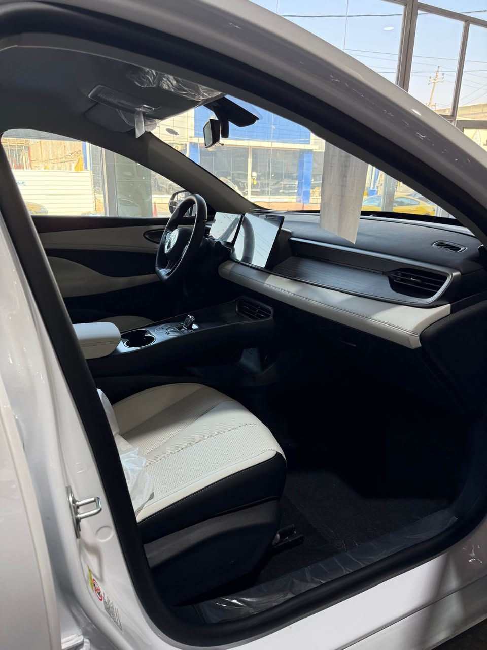 *معرض الناجي* بغداد النهضة الشارع الثاني (***********)
BYD سيل 05 لون أبيض خارجي + داخل أبيض ملكي بسعر (17.600) مليون 
🔹 المواصفات:
• حساسات خلفية
• كاميرا خلفية دوّارة
• Auto Hold
• هند بريك كهربائي
• تشغيل السيارة بالبصمة
• مقاعد جلد أبيض ملكي
• لايت زينون + LED نهاري
• بك لايت LED  / 3 أنظمة قيادة
• مانع تزحلق مثبت سرعة
• شاشة ذكية تدعم جميع البرامج
• ⁠سعة الخزان: 65 لتر 
• ⁠الممشى: 2100 كم فقط
• ⁠العنوان بغداد – معارض النهضة الفرع الثاني *معرض الناجي*
📞 للاتصال: *********** بغداد, العراق
