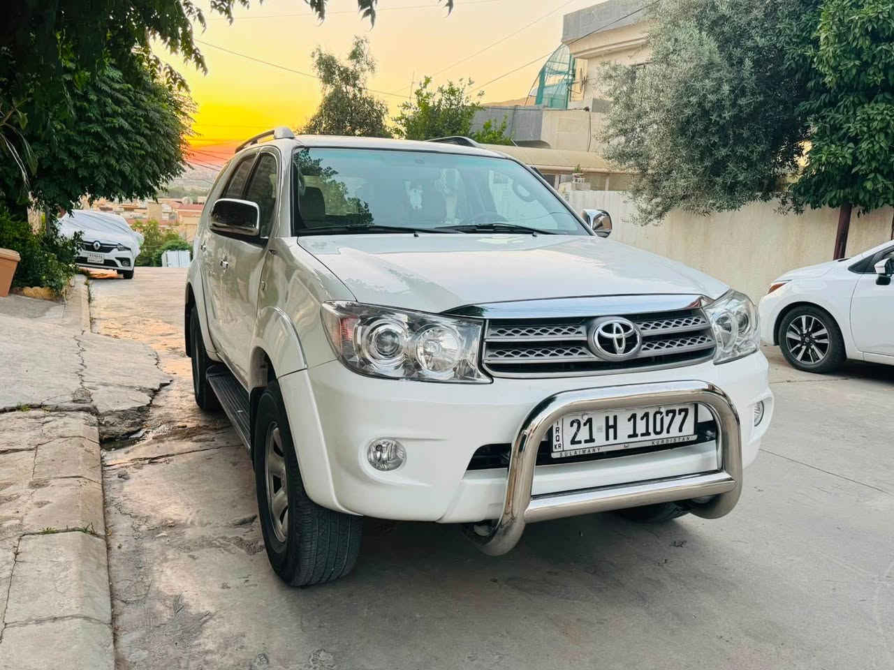 تۆیۆتا فۆرچنەر مۆدێل ٢٠٠٩  
٤ بستۆن بەشەرتی گێڕو مەکینەو دەبڵ ئەکسل

سێ ڕیز کوشن تەبریت مەرکەزی

شاشەی ئایپادی بۆ بەستراوەو ناو فۆرمیکایە

کەوتوەتە سەر لای سەکن چوار پارچەو پەڵەیکی بۆیاخە هەردوو شانی نیوەی بۆیاخەو ناو چەوانی سەقفی ساردەو چەند پەڵەیەک ساردی هەیە بەحاڵ ناوگرتنی هەیە 
سەنەوی تا کۆتای ٢٠٣٠ نوێکراوەتەوە بەناوی خۆمانەوەیەو بەشەرتی تەحویل
*********** السليمانية, العراق
