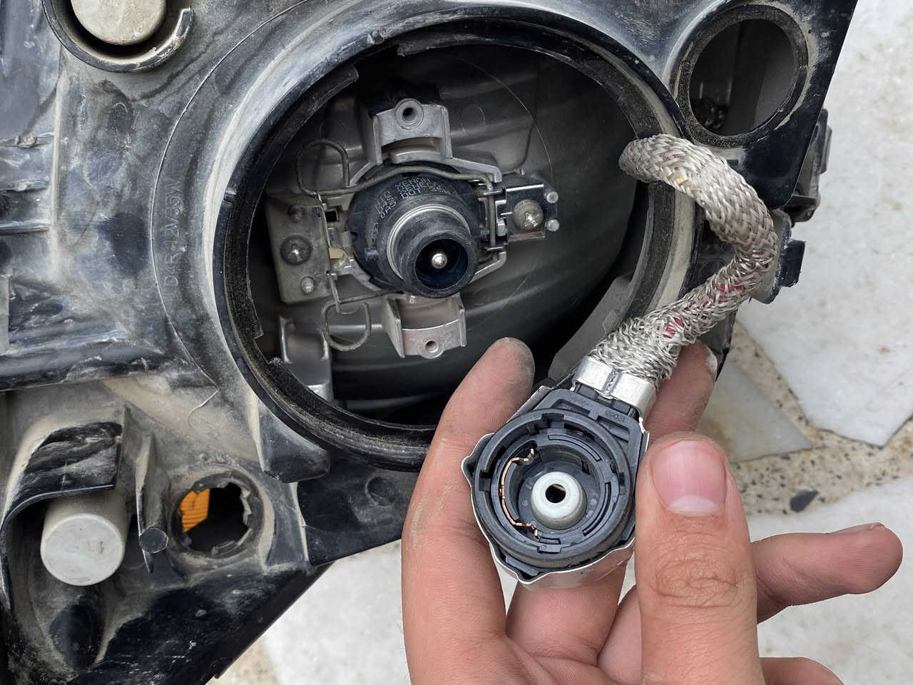 لايت افلون٢٠٠٩ سليم بدون كسر كامل القواعد يحتاج فقط لجلي  مكاني بصره الموفقيه الي حتاجه خلي يخابرني على الرقم وسعر رخيض
***********
