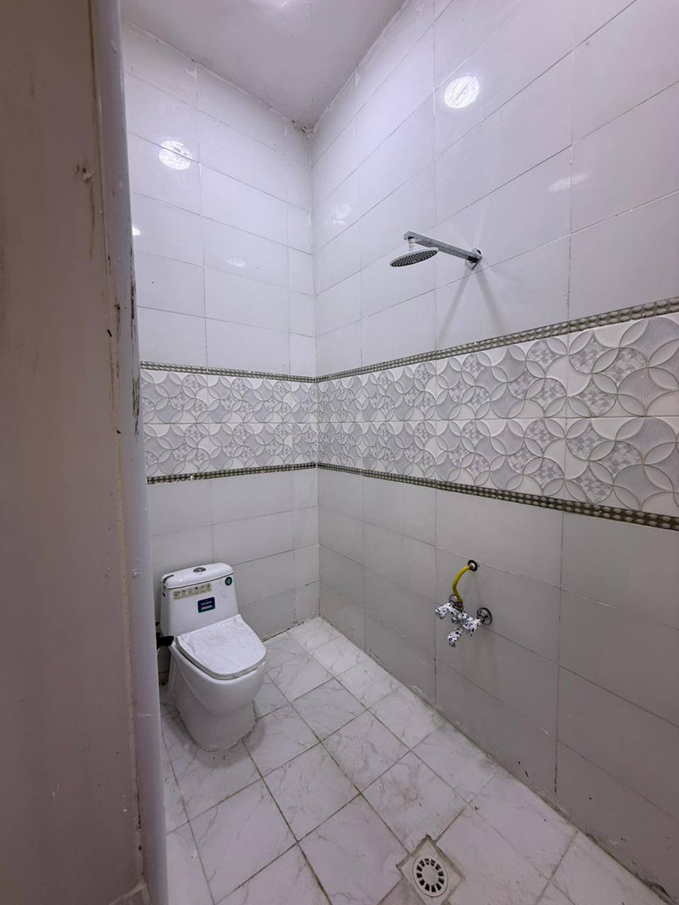 دار سكن للبيع ⛪️ بسعر بلاااش
#المساحه :: 200 متر  بناء حديث بعده بل جيس

#يحتوي البيت على غرفتين نوم 
و ديوان 
و صاله 
و مطبخ 
و صحيات داخلي و خارجي و كراج سياره 
بيت كلش مرتب 

كافه الخدمات متوفره 

#جنس_العقار :: طابو صرف زراعي بأسم عراقي سند ٢٥ راعي لارض ساكن نفس المنطقه 

#العنوان ابو الخصيب  شارع ابو كوصره 
يبعد عن شارع ابو كوصره 50 او اقل 

#السعر 115مليون و بي مجال 
#للاستفسار الاتصال على الهاتف *********** 📞📳
📳
