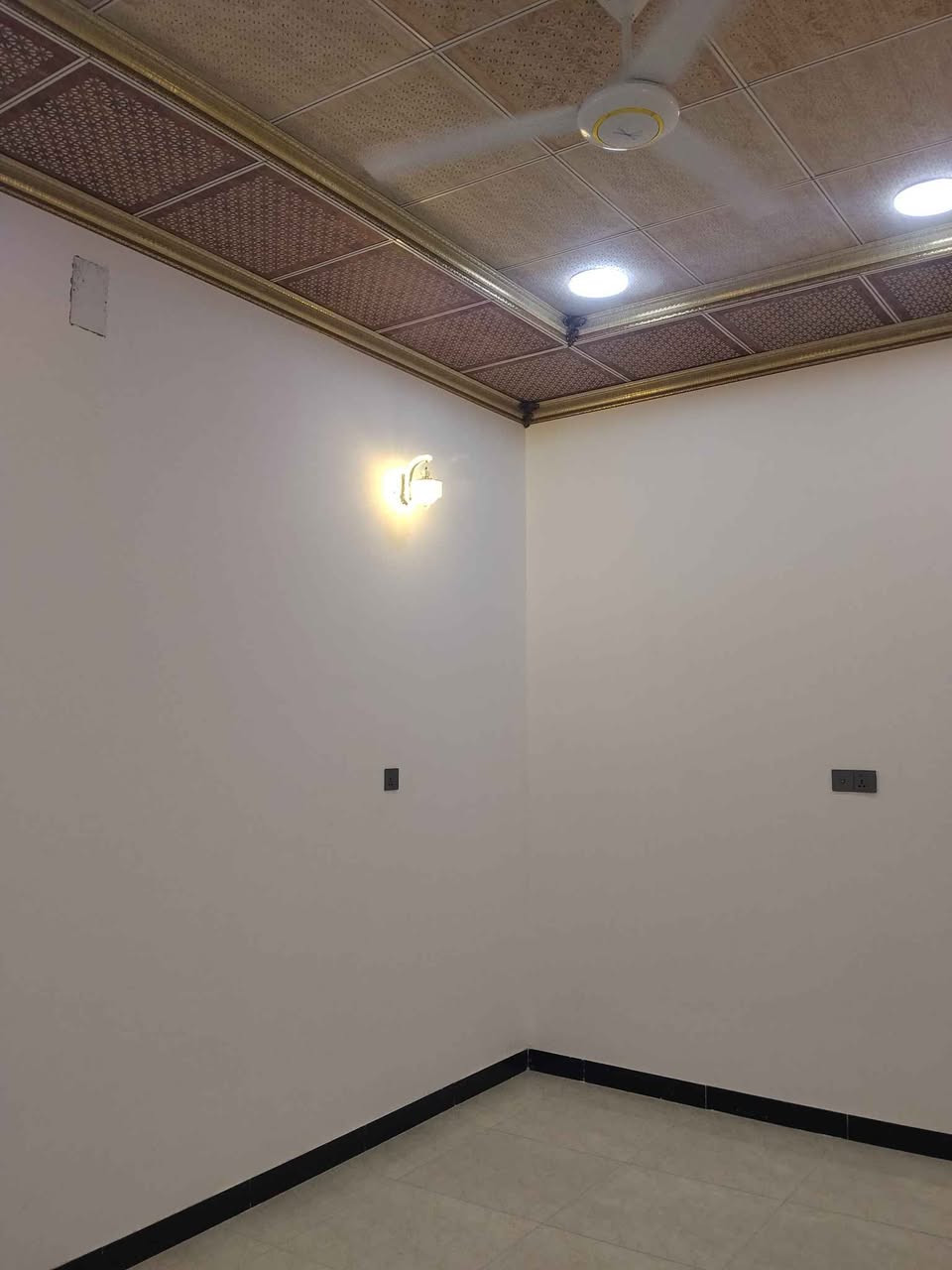 السلام عليكم بيتين للبيع المساحه كل بيت 125م طابو زراعي عراقي يحتوي كل بيت على قرفتين وصاله ومطبخ وديوانيه وصحيات العنوان بصره ابي الخصيب الصنكر الاتصال على الرقم التالي *********** البصرة, العراق
