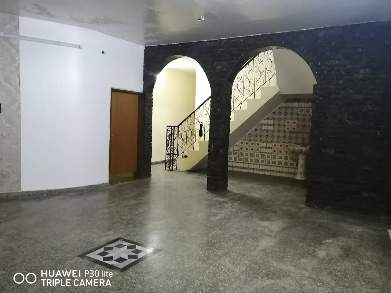 قراءة المنشور بدقة كل التفاصيل موجودة 

بيت للبيع  او للايجار  او للمراوس مع قطعة 200 متر في الهورة حصرا 

بصف الركن في الزهراء ( البيت فارغ حاليا )

الكوت منطقة حي الزهراء شارع المدارس (شارع فرعي)قريب جدا على متوسطة النرجس تقريبا 20 متر عن السياج الجانبي للمدرسة وقريب على ثانوية النرجس البنات

الشارع يقع خلف بيت اهل دكتور مثيل (المدرسة الاهلية الجديدة )اول فرع والبيت ثاني بيت بجانب الركن من جهة اليمين وواضح الموقع في الرابط اسفل المنشور 

ا

المساحة 300 متر  الواجهة 15 والنزال 20 وكلها بناء تقريبا

البيت بناء التسعينات ونظيف جدا وصالح للسكن وطابقين وبناء مسلح كونكريت وكاشي  والمطبخ والحمامات سيراميك

تفاصيل البناء ( اقل غرفة قياس 5 *5 متر)

الطابق الاول استقبال استقبال وهول داخلي ومطبخ وغرفة عدد 2

الطابق الثاني هول داخلي وغرفتين

ملاحظة كل الغرف كبيرة جدا

علما انني صاحب المنزل

وغير متصل بالانترنت دائما

السعر 550 مليون 

الايجار مليون بالشهر 

هاتف 

*********** عرض أقل

[https://maps.app.goo.gl/fPdNcL6T9SmQXRrE9](https://l.facebook.com/l.php?u=https%3A%2F%2Fmaps.app.goo.gl%2FfPdNcL6T9SmQXRrE9%3Ffbclid%3DIwZXh0bgNhZW0CMTAAYnJpZBEwcDd4c0JqUUFNc2dHOXhQWHNydGMGYXBwX2lkEDIyMjAzOTE3ODgyMDA4OTIAAR5DgFQd3C6oFgMwSawjmEwVV2XpRx8Ni8QXOSs0bl_zV92WgPcc8wkt7pGg0g_aem_dnt64bVTSfrtzAx9fm0cbQ&h=AUCJu7yMv7TmhGZ4e_5_bJqveInd_zs7LJtQof8JsoozjaIWgtrN6KCpsaXn1R5LT6uNiZT_ggLdjvflVv0nPj8WCH0g_8O49qpsU4itAgXx95ULa6XoDGsWgUmw7bFqXDxEXlbFmBbXN2XX&__tn__=-UK-R&c[0]=AUBQtqdn05msr_qv3XTIDxyh_GzakNwYz9N7hChA7VaIKMsQHdYZXU_HlBTyjC7L7DBjzi2mfmdYSPF0_G95HtWh-xOQRoP3JVXyy6Hw0E8vYaLWb6i7i5VZ8Qe-PA5Vsw)
