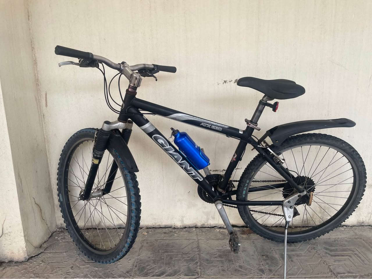 Selling a genuine Giant ATX 830 mountain bike. Giant is a world-class brand known for durability and performance. This bike is perfect for daily commuting or light trail riding.
• Model: Giant ATX 830 (Designed in USA)
• Gears: 21-Speed Shimano Acera (7x3 setup)
• Brakes: V-Brake system for reliable stopping
• Suspension: Front suspension fork for a smoother ride
• Extras: Includes mudguards (front & rear), bottle cage, and kickstand.
• Condition: Used but well-maintained. Tires have good tread left. Ready to ride!
Price: 100,000 IQD
Location: erbil
🇸🇦 Arabic | العربية
العنوان: دراجة جبيلة جاينت (Giant ATX 830) - بحالة جيدة جداً
للبيع دراجة هوائية أصلية من ماركة "جاينت" العالمية، موديل ATX 830. دراجة قوية جداً ومعروفة بتحملها، تصلح للاستخدام اليومي أو المسارات الوعرة.
• الموديل: Giant ATX 830 (تصميم أمريكي)
• ناقل الحركة: شيمانو (Shimano Acera) بـ 21 سرعة (7 خلفي × 3 أمامي)
• المكابح: نظام V-Brake قوي
• المساعدات: مساعدات أمامية لراحة أكبر أثناء القيادة
• الإضافات: واقيات طين (أمامية وخلفية)، حامل مطارة ماء، ومسند جانبي
• الحالة: مستعملة ونظيفة، الإطارات بحالة جيدة وجاهزة للاستخدام مباشرة
السعر: اربیل
الموقع: 100،000 دینار 
☀️ Kurdish | کوردی
ناونیشان: پایسکیلی کێوی جۆری جـاینت (Giant ATX 830) - زۆر پاکە
بۆ فرۆشتن پایسکیلی ئەسڵی مارکەی جـاینت (Giant) مۆدێل ATX 830. یەکێکە لە باشترین مارکە جیهانییەکان، زۆر بەهێز و خۆڕاگرە بۆ هەموو جۆرە ڕێگەیەک.
• مۆدێل: Giant ATX 830 (دیزاینی ئەمریکی)
• گێرەکان: ٢١ گێر، جۆری Shimano Acera (٧ بە ٣)
• برێک: سیستەمی V-Brake زۆر بەهێز
• مەکینە و یای: یای پێشەوەی هەیە بۆ ئەوەی لە ڕێگەی ناڕێکدا بێزارت نەکات
• زیادکراوەکان: چەتر (تەقە) بۆ پێش و دوا، جێگەی أربيل, العراق


**إذا كنت صاحب هذا الإعلان وتريد حذفه لأي سبب، رجاءا أرسل رسالة إلى الدعم الفني**