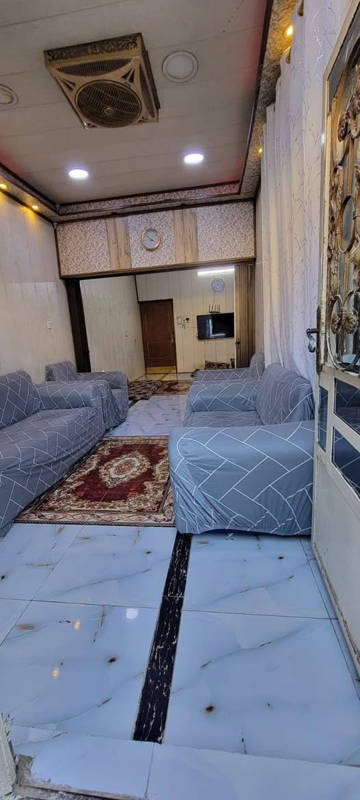 السلام عليكم..
دار للبيع 100 متر طابو سكني ملك صرف..
طابقين، مدخلين
#الطابق الاول...استقبال +هول⁦⁦ بينهما سلايد 
+ حولي فيه درج وحمام وتواليت + مطبخ + غرفة نوم كبيره + تواليت خارجي
ــــــــــــــــــــــــــــــــــــــــــ
# الطابق الثاني
غرفة نوم كبيره +بيتونه+السطح جدرانه صاعده للسقف يمكن اضافة بناء بسهوله
السعر   137 مليون
بغداد ابو دشير خلف ثانوية خديجه الكبرى.. وجه البيت على سياج المدرسه قرب مدرسة الفيالق
موقع مميز قرب جميع مراحل المدارس وقريب عنه المستوصف 
الاتصال  ***********
