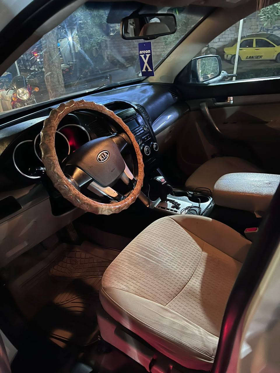 السلام عليكم 
سورنتو 2012 وارد كوري 
مكينة 2400 
7 راكب 
تخم تاير جديد 
صدر جديد 
كهربائيات كله جديد 
كير مكينه مكفولات خير من الله 
غرفتها تخبل نظيفه كلش
دينار ما تصرف عليها 
بيها بارد صغير بلباب الخلفي فقط 
سنويه وهزة جديدة باسمي 
رقم ديالى  الجديد 
ماشية 210 k 
سعرها 138 وبيها مجال بسيط 
مكانها ديالى  بعقوبه 
***********
