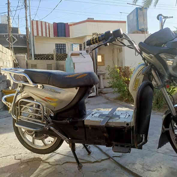 السلام عليكم دراجه شحن للبيع بدون بطاريات (السعر 280وبي مجال) والدراجه نفس النضافه بصوره 
الاتصال على الارقام ***********
***********
