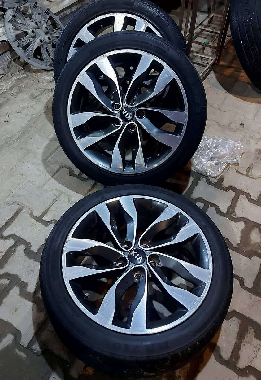 سلام عليكم بيع او مراوس  تخم كوري اصلي حجم 18 مع الاطارات  الرميثه سعر 350 الف  ***********
