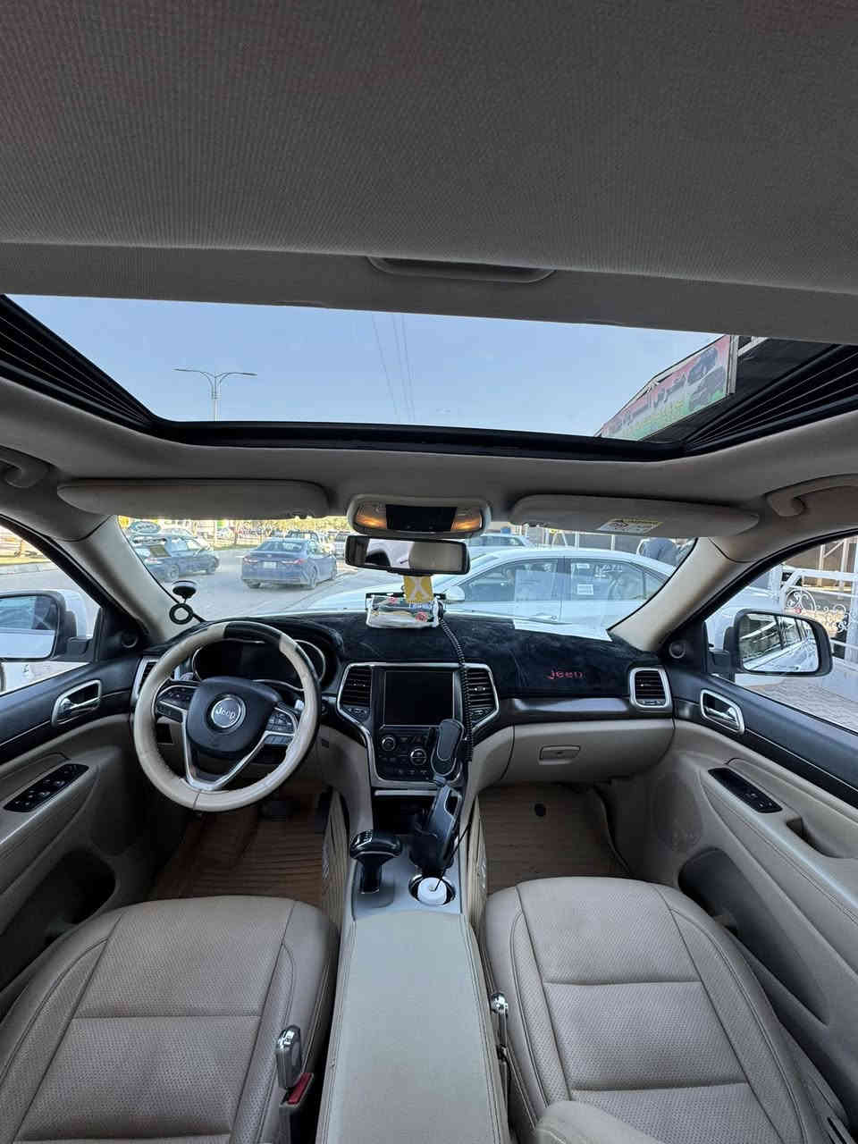 سلام عليكم 
جيب لاريدو 2014 خليجي 
لون ابيض ( رقم سليمانية)

*مواصفات فول
فور ويل 
شاشة جبيرة 
حجم المحرك 3600.  V6
كشنات جلد 
شفتات ستيرن 
جامات اوتو 
المقاعد الامامية كهرباء 
ويل قياس 18 
لد متحرك
تشغل عن بعد 
مثبت سرعة 
كاميرا خلفية 
مريا جانبية قابلة للطي 
نضام ECO
كشنات تدفئة تبريد 
موس متحرك اربعة انظمة قيادة 
اكو هواي موصفات معروفة موصفات لمتد

سيارة كلين ما بيهة اي ضربة او اي حادث 
بيهة ضربات خفيفة جداً مثل ما موضح بل في الصور
سعر : 243 وبيها مجال بسيط 
مكانها ديالى جلولاء 
الرقم ***********
