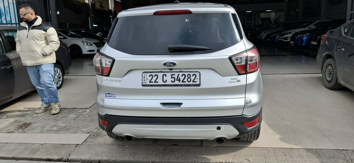 السلام عليكم
فورد ايسكيب 2017 
امريكي .. 
محرك .. شرط
كيرتوماتيك .. شرط
ماشيه 170k ..
سنويه 2029 ..
طخم اطارات جديد ..
بيها قبغ صندوك ضرر ..
بدون داخل ..
وشبر باب السايق ..
سعر 105$.. 
مكان السياره موصل ..
*********** وتساب 
مكلف بالنشر ../ 
لا تبعث  طلب صداقه 
الطبات عندي مقبطه ادخل خاص
../ كل السيارات انزلها ستوري ../
