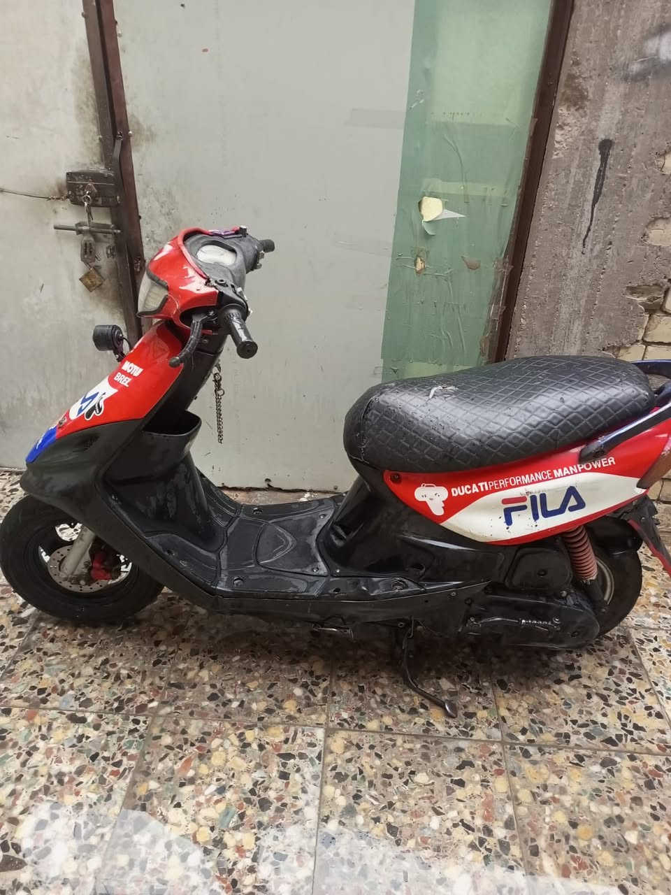 السلام عليكم ماكس قجمه شغاله كامله  كهربائيات اشاير لايت زنون دراجه بحاله جيده  للتواصل  سعر 250 وبيه مجال حك الجيه واتساب ***********
