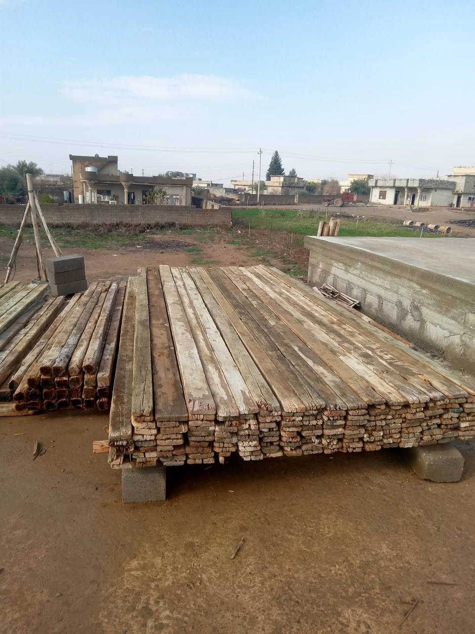 قالب خشب 100متر للبيع مكاني نمرود قرية العباس اتصل ***********

