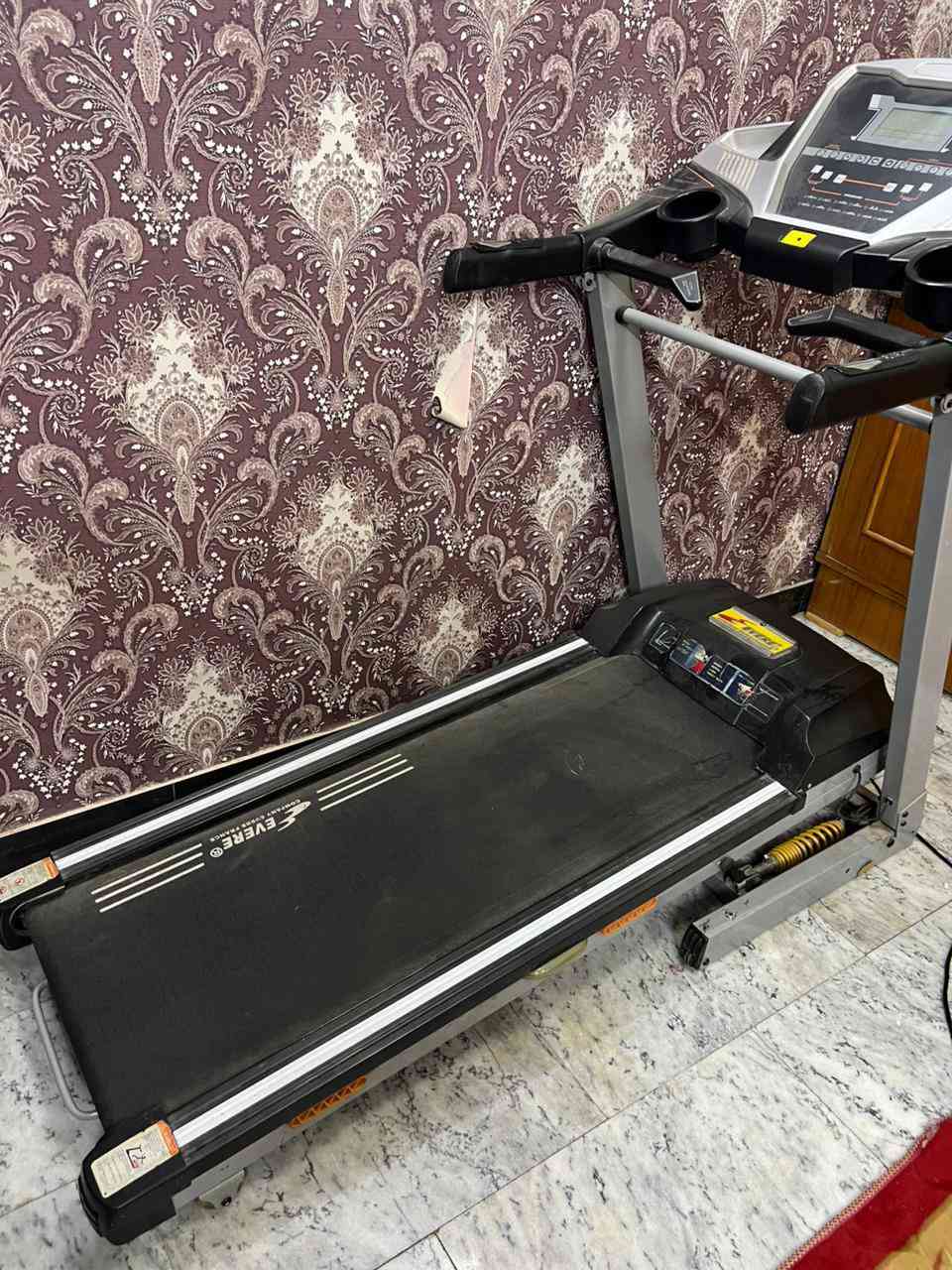 للبيع مشاية كهربائية (Treadmill) منزلية بحالة ممتازة 🔥

✅ شاشة ديجيتال تعرض:

- السرعة
- الوقت
- المسافة
- السعرات الحرارية

✅ برامج رياضية متعددة
✅ تحكم بالسرعة
✅ مفتاح أمان
✅ مناسبة للمشي والركض المنزلي
✅ شغالة بدون مشاكل

🎁 وياها جهاز هزاز للبطن والجسم يساعد على شد الجسم وتحفيز الحركة

السرعة تقريباً من 1 إلى 18كم/س
تتحمل تقريباً لحد 100-180كغم

💰 السعر: 300 ألف دينار

📞 للتواصل:
***********
***********
