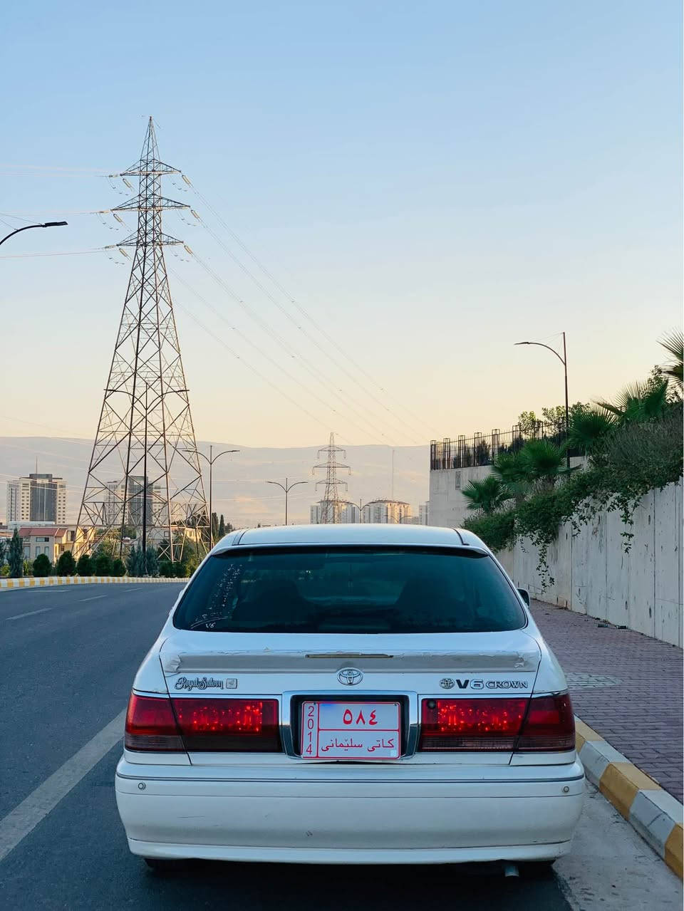 Toyota crawn malika 
براوه براوه 
ناوزه رد 
ده عمو ليدراوى نيه 
پيشو دوا كريستال 
٤ دوگمه 
سه لاجه مه ركه زى 
په رده 
گير مه كينه 
ته بريد 
لايتو زين ؤن  
كاره باي
به شه رت 
كه ڤه رو شانسى به شه رت 
كه ميك  ته قه وره قه و ورده مه سره في هه يه 
كؤتاى ٣٠ گه لا يه 
شوين سليمانى 
ژ.م*********** Singapore
