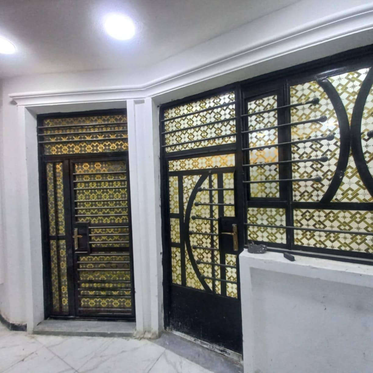 بيت ١٠٠م طابقين يحتوي على٤ غرف نوم مع استقبال ومطبخ مدخلين درجة أولى الموقع خط النفط مقابل شركة الحسن كامل الخدمات بسعر مناسب 
رقم الهاتف : ***********
