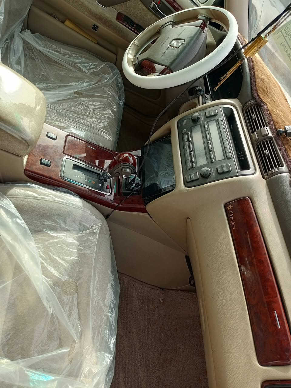 للبيع جنون موديل 2000نقل جثه رقم بصرة سيارة جديده سنويه 2028السعر 90ورقه وبيهه مجال رقم التلفون ***********
