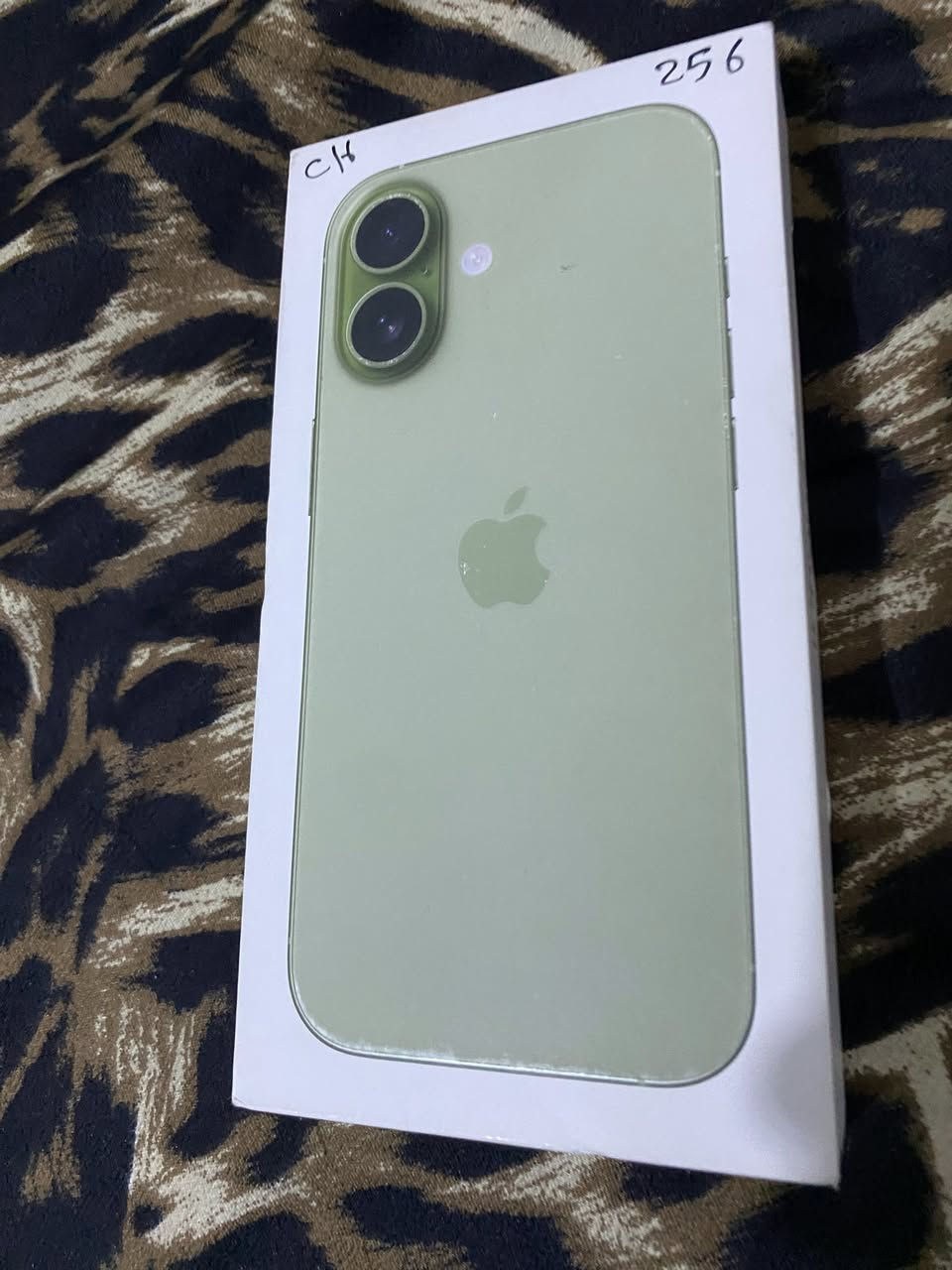 السلام عليكم 
ايفون ١٧ العادي اللون المميز للبيع ( الجهاز مجرد مفتوح من الكارتونه) الجهاز ذو شريحتان
كامل ملحقاته ويا كارتونه كبيل ورقة ضمان الشركة
مع الجهاز بكج حماية كامل 
سعر الشركة ١٤٠٠ اما سعر هذا الجهاز ١٣٥٠

الشعب ***********
