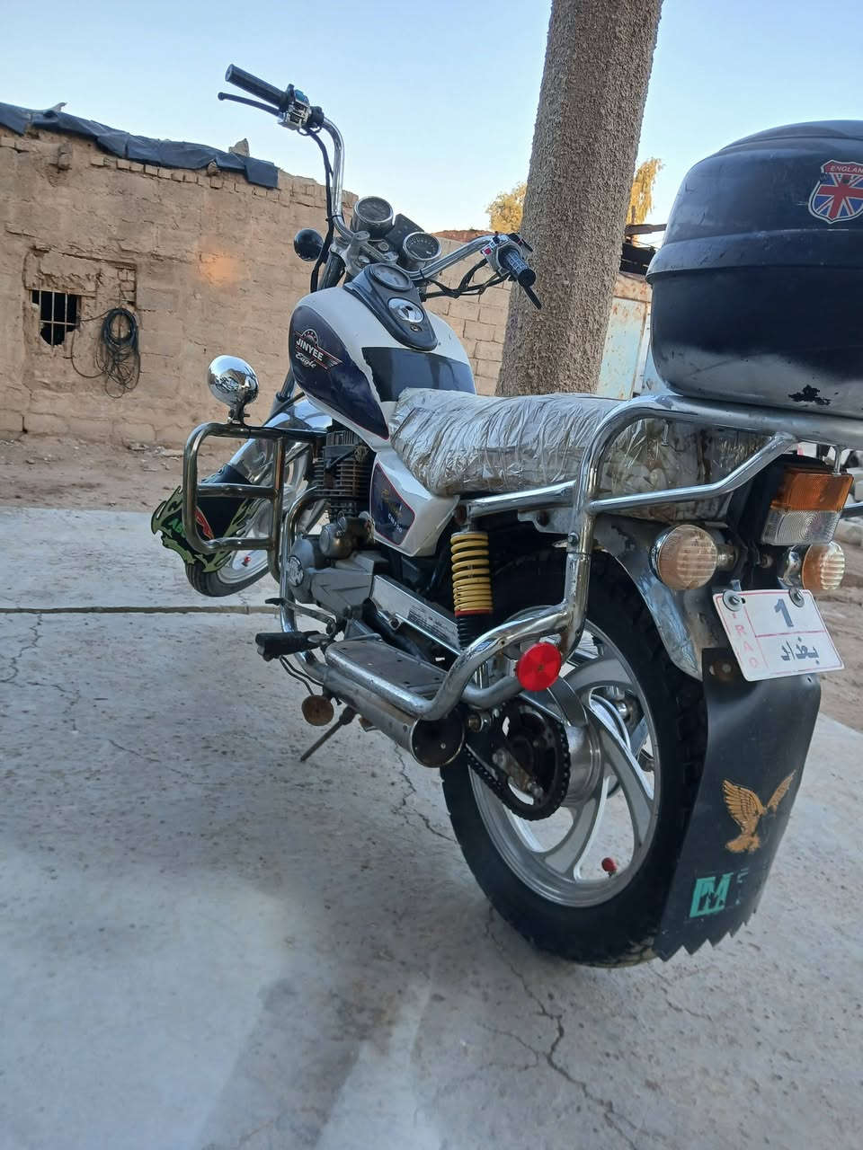 سلام عليكم للبيع دراجه جوندة الدراجه مكفوله من كلشي اوراقهه موجودة كهربائيات كلهه شغاله نقصهه فقط كتف مال سلف السعر ٤٠٠ او بيهه مجال المكان بغداد/***********
