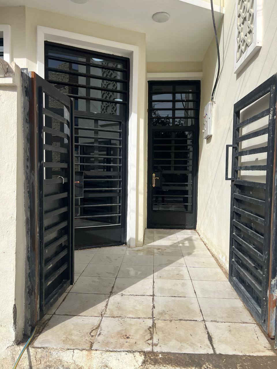 بيت ١٠٠ متر زراعي سند ٢٥ قرار محكمة منطقه حيوية بيها حركة بناء وعمران قوية صاير بكفائات السيدية بظهر كلية السلام البيت متكون من صالة وغرفة نوم ومطبخ طرمة صغيرة مدخلين مدخل من جهة الصالة ومدخل الثاني من جهة الكليدور حمامين خارجي وداخلي سطحين كبار ويمكن استغلال السطحين ببناء غرفتين اضافية منور صغير ع المطبخ شارع مبلط وعريض خدمات كهرباء وماء ومجاري والنت كيبل ضوئي
السعر ١١٢٠٠٠.٠٠٠ وبي مجال للاستفسار من صاحب العقار الاتصال على ***********
