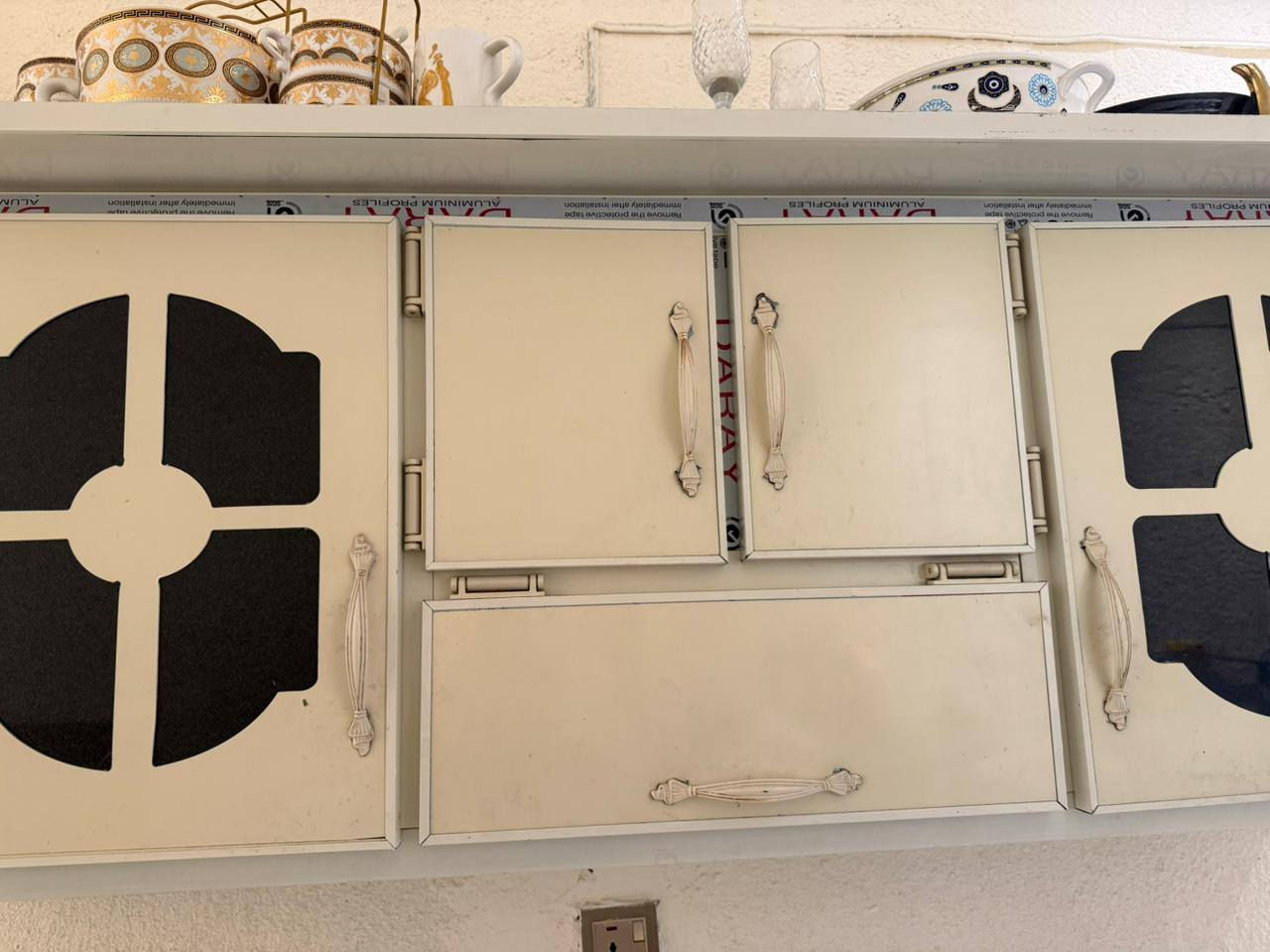 كاونتر ويه السنك مالته سيت مرتب وبيهن ميزه اكو قطعه جوه تنرفع حته تنضف الارضيه
طول السنك ١٢٠ عرضه ٥٦ 
طول كاونتر ١٦٠ عرضه ٥٠ ارتفاعه ٨٥
مكانهن شارع فلسطين ***********
