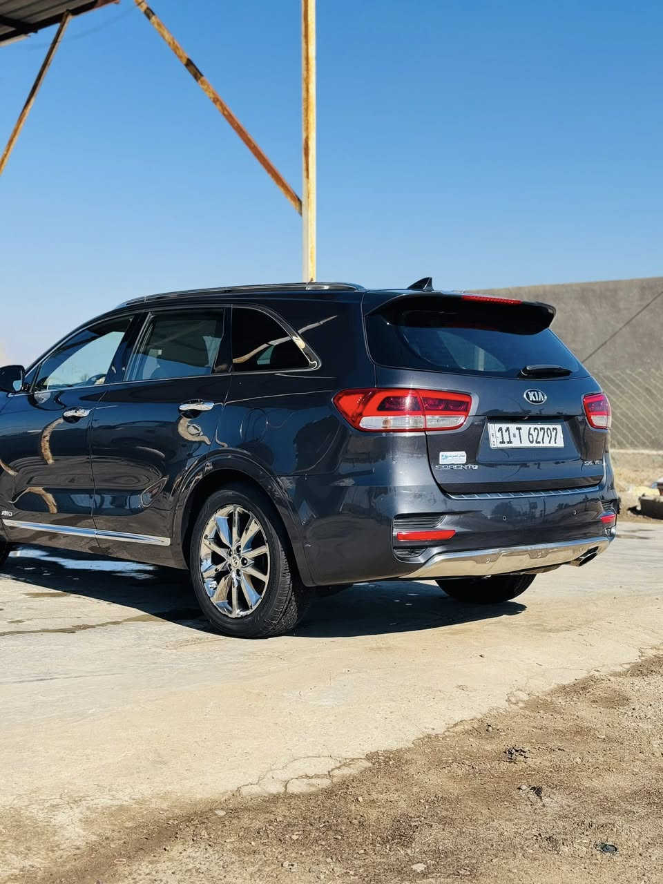 السلام عليكم 
كيا سورنتو موديل 2017 فئة SXL
فول مواصفات اعلى فئة بالسورنتو 
وارد أمريكي كلين تايتل رقم بغداد 
السعر 190 وبي مجال بسيط 

المواصفات ..

المحرك: 3.3 لتر V6 بنزين
 • القوة: 290 حصان
 • الدفع: دفع رباعي  (AWD)
    •       مقاعد جلد 
 • مقاعد أمامية كهربائية مع ذاكرة للسائق
 • تدفئة وتبريد المقاعد الأمامية
 • تدفئة المقاعد الخلفية
 • مقاعد الصف الثالث قابلة للطي
 • مقاعد 7 ركاب + تبريد ثلاث قطع
 • فتحة سقف بانورامية كبيرة  ￼
    •       شاشة وسطية بلمس مع أنظمة Apple CarPlay               و.          Android Auto
 • نظام ملاحة GPS
 • نظام صوت Harman Kardon فاخر
 • شاشة معلومات للسائق
 • كاميرات 360 درجة حول السيارة (360° View) 
    •  نظام الفرامل التلقائي بالطوارئ (AEB)
 • تحذير ومساعدة البقاء في المسار
 • رادار أمامي مع مثبت سرعة ذكي
 • كشف النقطة العمياء + تنبيه مرور خلفي
 • حساسات أمامية وخلفية + كاميرا خلفية  ￼

 • مصابيح أمامية(LED)
 • إضاءة نهارية LED
 • ويل حجم 19 
 • مرايا كهربائية مع إشارات
 • صندوك  كهربائي 
    •      منفذ طاقة 115V￼

 • نظام دخول ذكي وتشغيل عن بعد 
 • تحكم إلكتروني في المكابح (Electric Parking)
 • نظام تحكم في المناخ مزدوج المناطق  ￼

للأستفسار:***********
