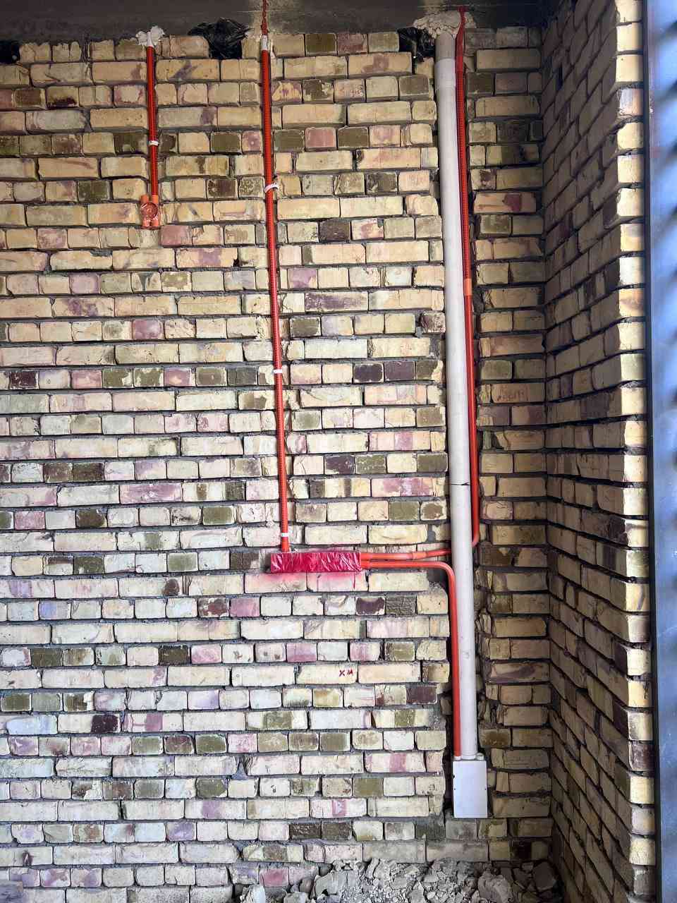 بحمد الله 
               
  تم الانتهاء من مرحلة  النزالات
 الحفر بالكوسره وتنزيل البوري وتثبيت البوكسات       وتثبيت البنل والسراكت وراك الكامرات 

لمنزل مساحة 200 م ط ارضي……

أبو سارة الكهربائي 
_***********
_***********
