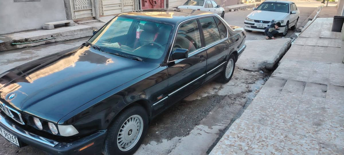 السلام عليكم من رخصة الادمن 
بي ام دبليو 735 موديل 1991 للبيع
أصل وفصل 35
كير ومحرك شرط
سلايت فتحة سقف
السيارة مصبوغة عام (بدون حادث أو ضرر)
تخم أمامي وخلفي جديد بالكامل
تايرات جديدة
بطارية جديدة
تبريد وتدفئة شغالين 100%
كوبون + رقم دولي
باسمـي وشرط التحويل
السيارة متعوب عليها حيل ومهتم بيها 👍
السعر 45 وبيها مجال الطيبين 
التواصل على الرقم ***********
