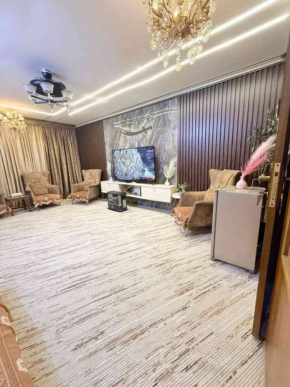 السلام عليكم شقه للبيع ملك صرف عماره 161 طابق ارضي علشارع العام معروضه مع الاثاث
سبالت 4 

غرف نوم3

تخم 

شاشات 4

ثلاجات 2 

كاونتر بارد 

كاونتر حار 

بعد هواي غراض وياها 

الاتصال ***********
