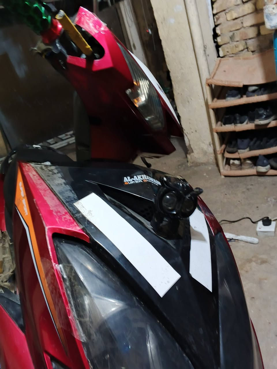 سلام عليكم درجه سكنس للبيع موديل 2024  درجه بطارياته فول عل فحص  يقرن 11  ونص والله كدمكم  درجه نضيفه بس من جهة يسار شويه كفر ودوسه مكسور والله ماخاسله مطينه شويه تخلخلات بصيطه والباقي كله نضيف  مكاني  فلوجه حي نزال  وسعر (400) بيه مجل بسيط  موجود عل خاص وهذ رقم(***********)بيك خير ودلل وبيه جوزه طفيه تغسل موطر من جوه لل فوك  بل ماي ما عليه اي شي كلشي شغال حساسات   اشاير لايت
