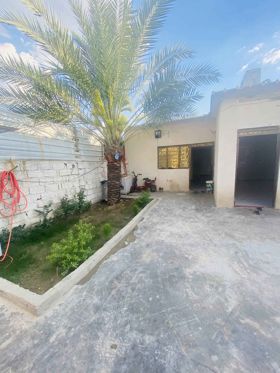 وعليكم السلام
بيت للبيع - سند 25  

📍 الموقع: جسر ديالى - جامع طه، قرب مدرسة فتى الإسلام  

التفاصيل:  

المساحة: 226 متر مربع | سند 25  

الخدمات: كاملة - مي، مجاري، تبليط، كهرباء ✅  

التقسيم: غرفتين نوم + صالة + مطبخ + استقبال + كراج + حديقة صغيرة  

للاستفسار: ***********
