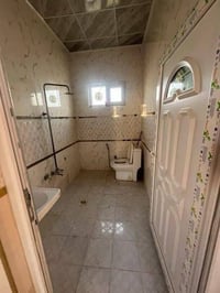 بالمزارع • غرفتين • طابق ثاني