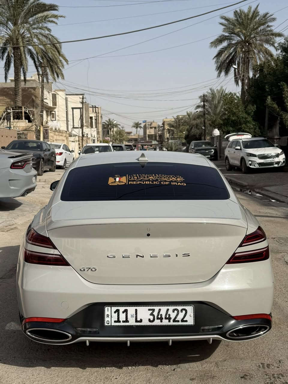 � للبيع – Genesis G70 2024 
🔹 اللون الخارجي: إسمنتي مميز
🔹 34.  Mil
🔹 نظام الدفع: رباعي (AWD)
🔹 ناقل الحركة: أوتوماتيك
⭐ المواصفات:
 • محرك تيربو قوي أربع سلندر • نظام دفع رباعيه 
 • جنوط سبورت
 • نظام صوت Lexicon الفاخر
 • شاشة وسطية كبيرة + Apple CarPlay + Android Auto
 • عدادات نصف ديجيتال مع عرض الحساسات
 • مقاعد جلد مثقبة (تبريد وتسخين)
 • تحكم كهربائي بالمقاعد+ 
 • بصمة تشغيل (Smart Key)
 • كاميرا خلفية + حساسات أمامية وخلفية
 • أنظمة أمان متقدمة (نقطة عمياء – تحذير تصادم – مثبت سرعة ذكي)
📌 ملاحظات:
 • السيارة نظيفة جداً، استخدام خفيف
 • جاهزة للفحص

🔥 سيارة رياضية فخمة بمواصفات عالية جداً وحالة ممتازة
❗️وبسعر مناسب ب١٩٥ ورقه❗️  
بيع او مراوس مع بي واي دي حصراً 
محتاج فرق 
للاستفسار. *********** 
مكان السياره بغداد.

