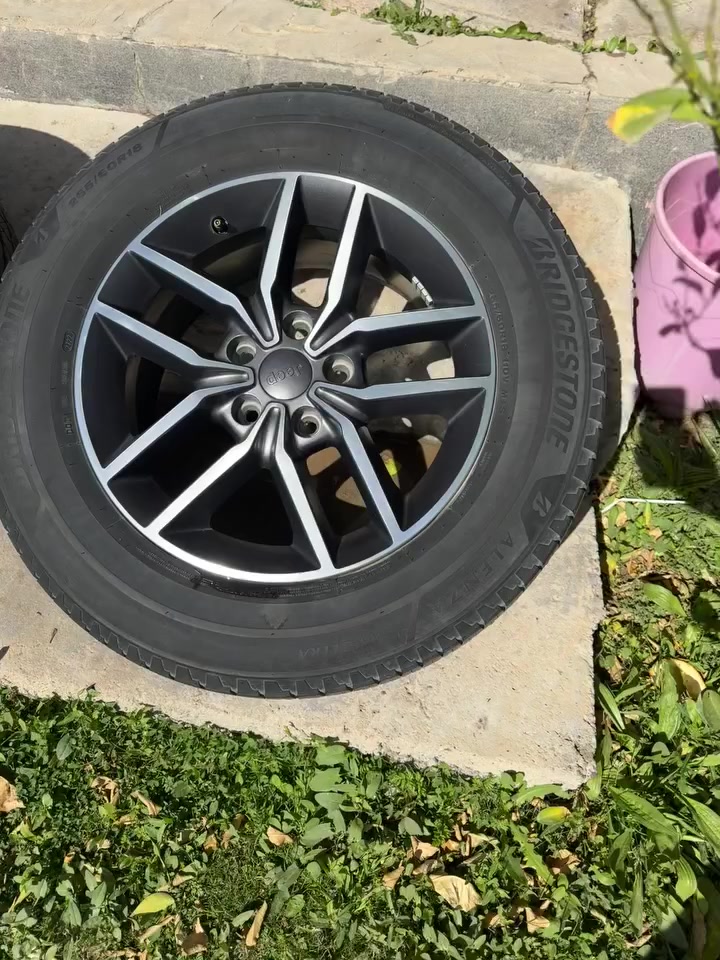 السلام عليكم للبيع

تخم ويل اصلي حجم 18 مال سيارتي موديل 22 

مكفولات حتى من الشخط حيل جدد 100‎%‎ وبيهن اطارات نوع برجستون نتاج 23 سعر 4 $ ورقات 

كشنات تخم مال سومت حيل جدد نضافه 100‎%‎ مكفولات حتى من الزلغ سعرهم 4ورقات قفل 

سماعه اصليه 75الف 

***********
